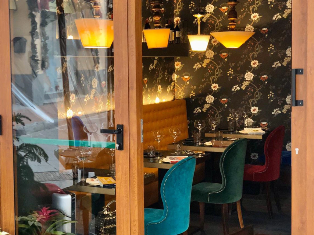 Arredamento su misura per ristorazione realizzato per il ristorante Fuoco alla Torre - Livorno.