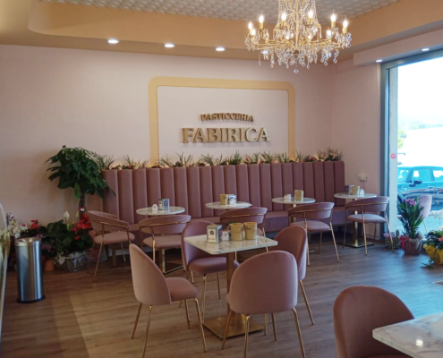 Divani e tavoli di design realizzati per Pasticceria Fabirica