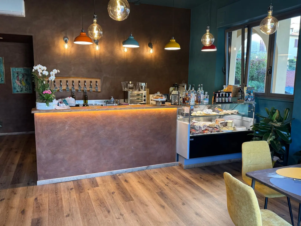 danda-wine-bar-vineria Arredamento di un wine bar a Lucca con bancone e vetrina gastronomica realizzati su misura.