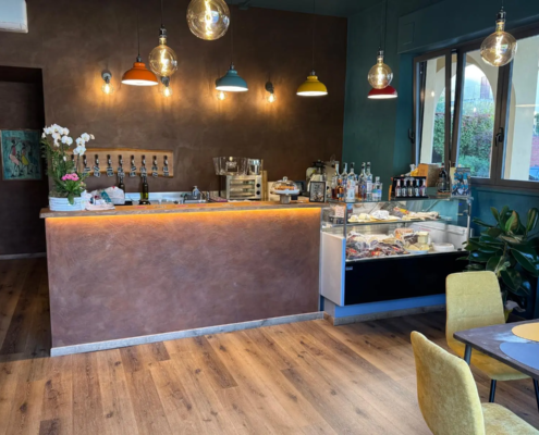 Arredamento di un wine bar a Lucca con bancone e vetrina gastronomica realizzati su misura.