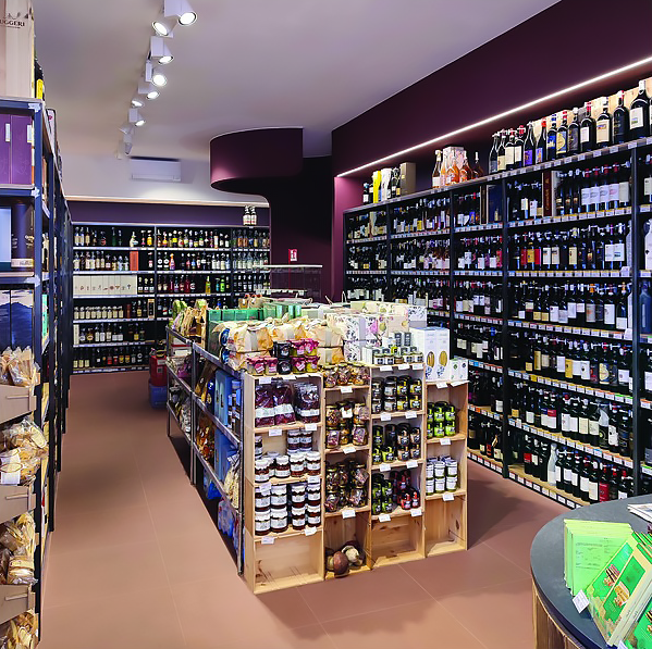 arredamento-vineria-pancali-espositivi-su-misura Arredamento su misura Vineria Coppo Ventimiglia: Casse, pancali e scaffali realizzati in legno e su misura con esposti vini e altri prodotti alimentari.